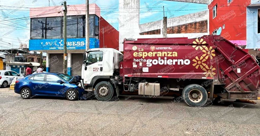 Se estrelló contra camión de basura Se estrelló contra camión de basura