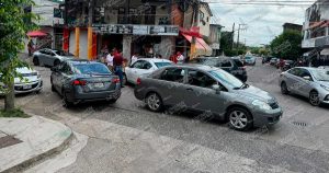 No respeta el alto y provoca carambola