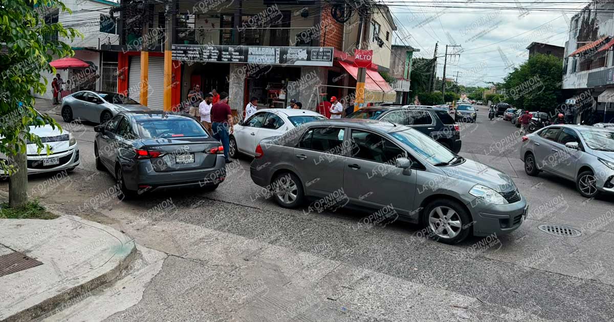 No respeta el alto y provoca carambola No respeta el alto y provoca carambola