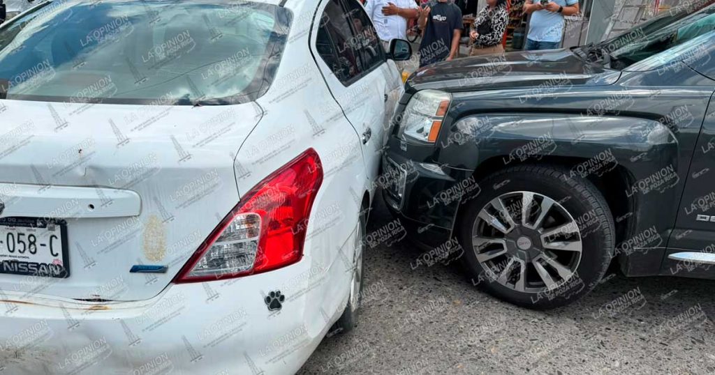 No respeta el alto y provoca carambola No respeta el alto y provoca carambola