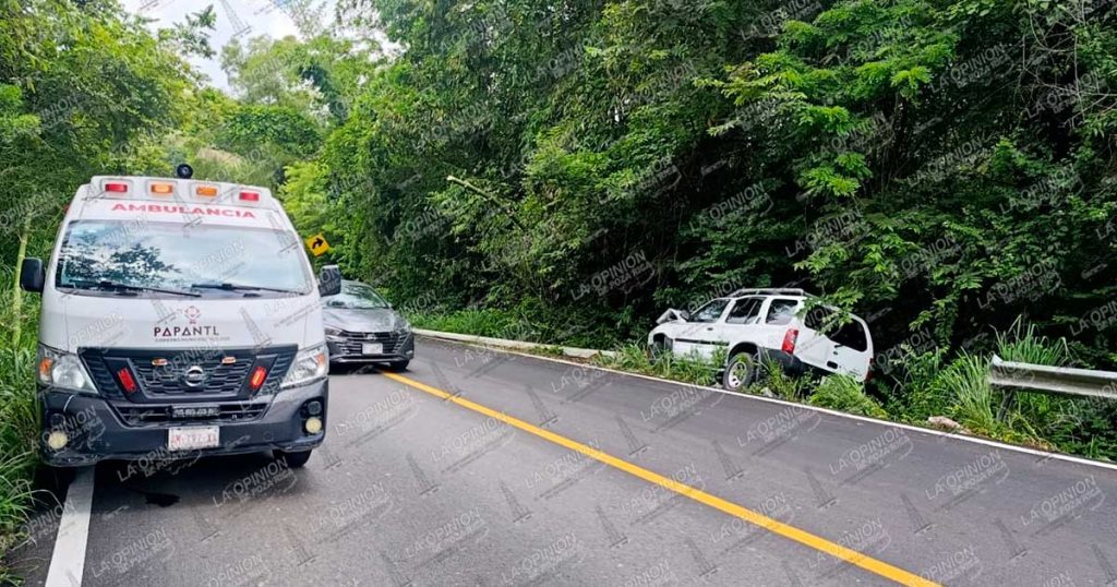 Terminó estrellado en poste de concreto Terminó estrellado en poste de concreto