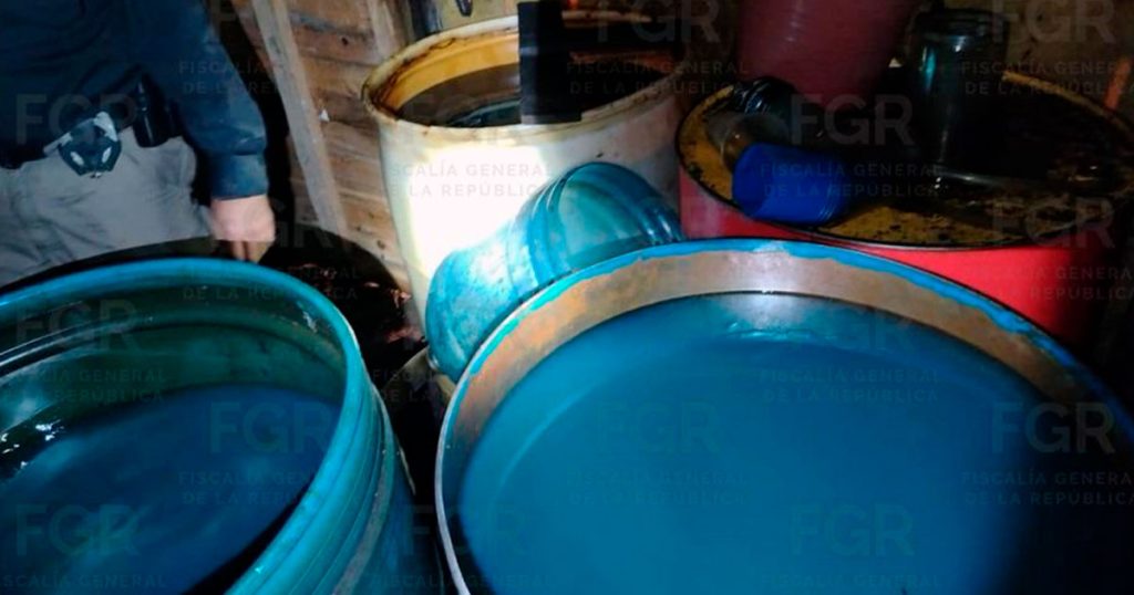 FGR cumplimenta orden de cateo y asegura más de mil litros de hidrocarburo en Gutiérrez Zamora, Veracruz FGR cumplimenta orden de cateo y asegura más de mil litros de hidrocarburo en Gutiérrez Zamora, Veracruz