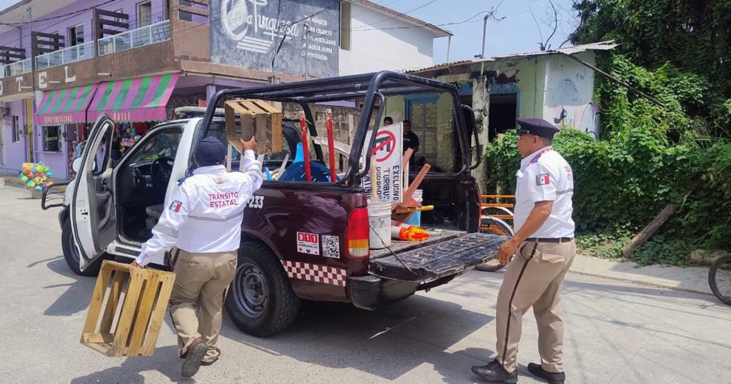 Aplican Reglamento de Tránsito en Tecolutla; retiran apartados de estacionamiento en la vía pública Aplican Reglamento de Tránsito en Tecolutla; retiran apartados de estacionamiento en la vía pública