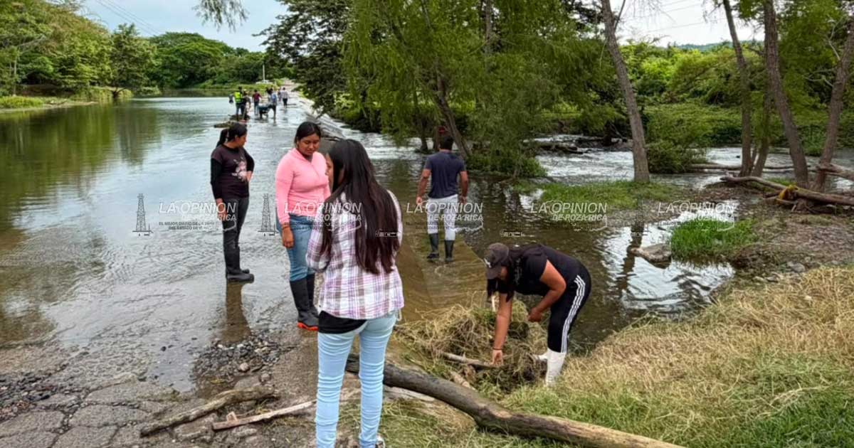 Limpieza y desazolve en vía afectada por desbordamientos