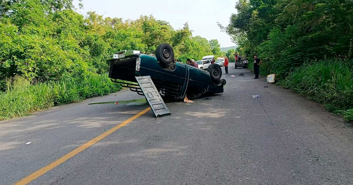 Dos lesionados deja aparatosa volcadura Dos lesionados deja aparatosa volcadura