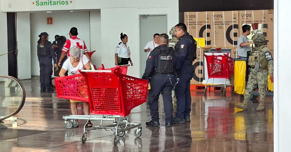 Mujer da a luz en baños de supermercado