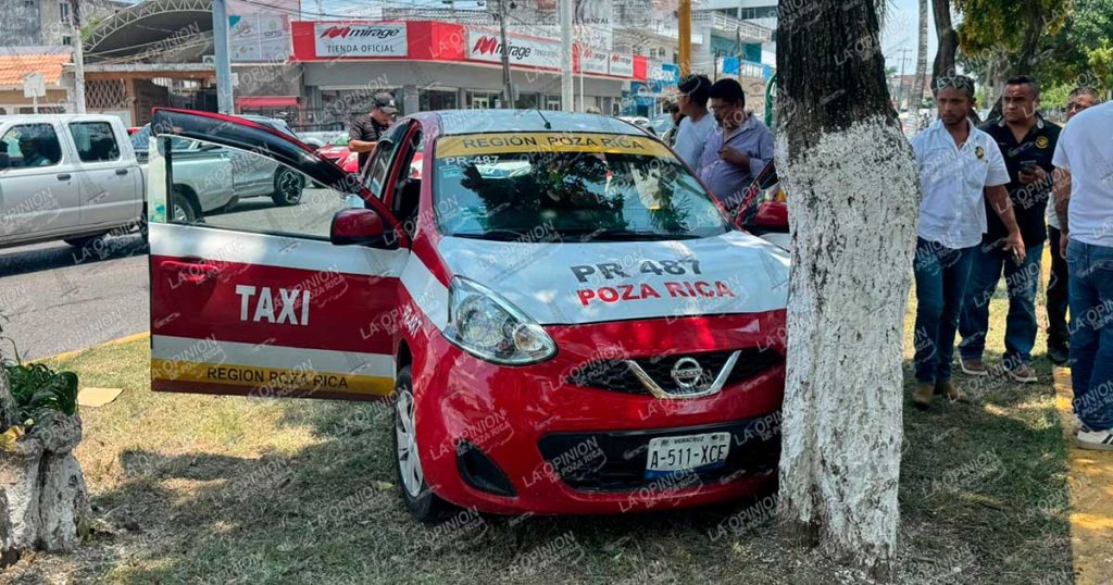 Taxista sufre convulsión y choca contra un árbol Taxista sufre convulsión y choca contra un árbol