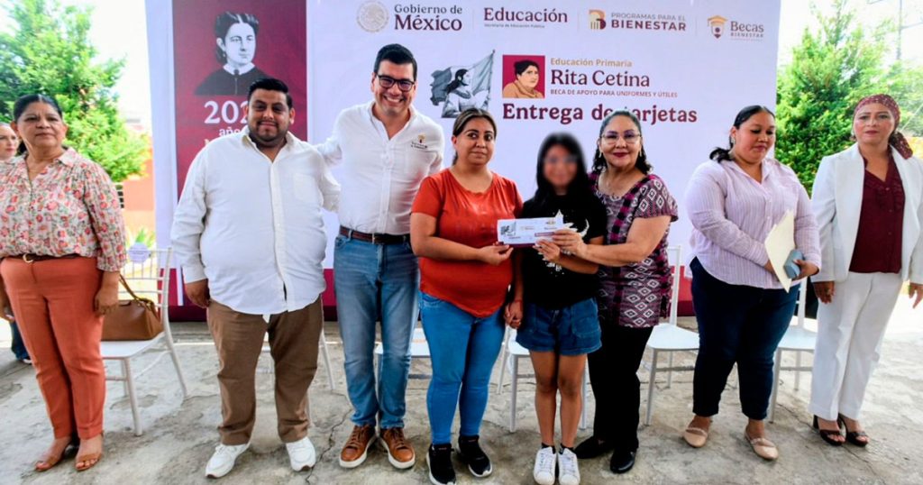 Reciben 738 estudiantes de Xalapa tarjetas Rita Cetina para útiles y uniformes escolares Reciben 738 estudiantes de Xalapa tarjetas Rita Cetina para útiles y uniformes escolares