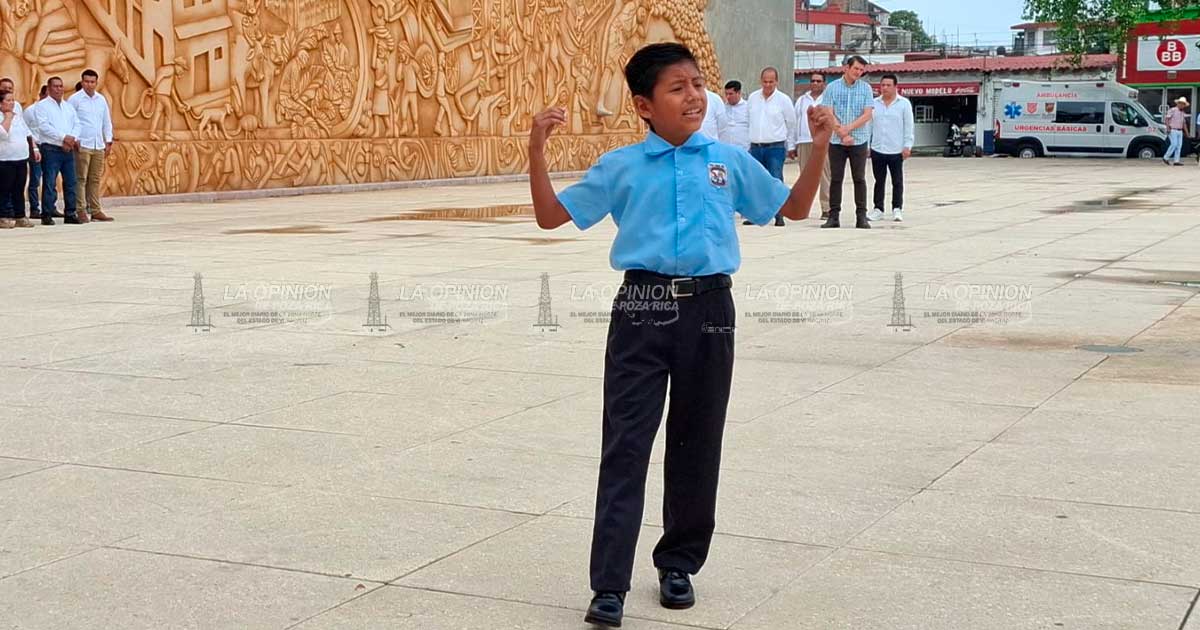 Niño conquista al público con tema de la inundación