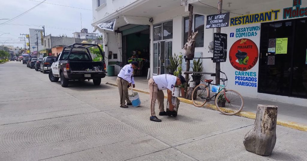 Aplican Reglamento de Tránsito en Tecolutla; retiran apartados de estacionamiento en la vía pública Aplican Reglamento de Tránsito en Tecolutla; retiran apartados de estacionamiento en la vía pública