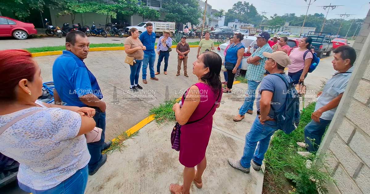 Con plantón en CAEV, pobladores exigen agua