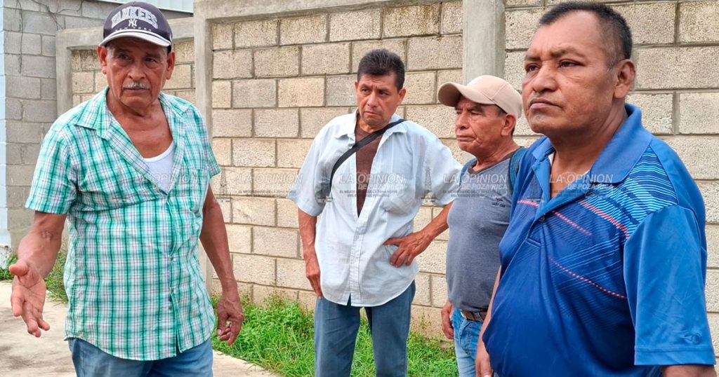 Con plantón en CAEV, pobladores exigen agua