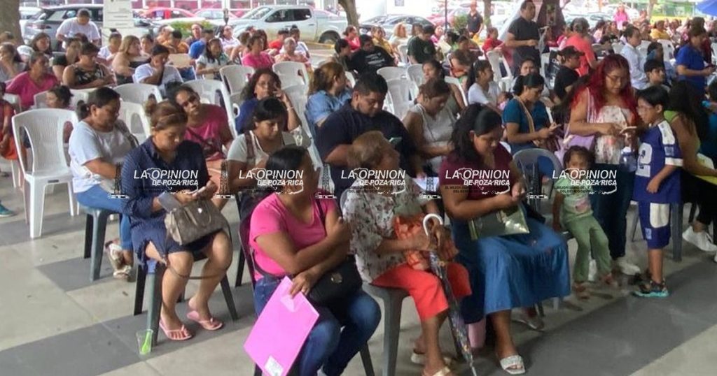 Continúa la entrega de tarjetas para beca Rita Cetina Continúa la entrega de tarjetas para beca Rita Cetina