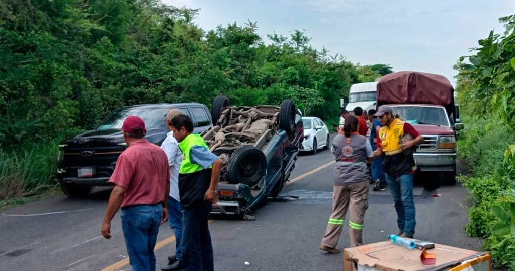 Dos lesionados deja aparatosa volcadura Dos lesionados deja aparatosa volcadura