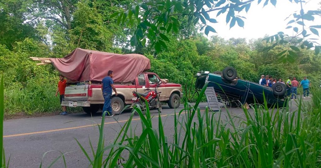 Dos lesionados deja aparatosa volcadura Dos lesionados deja aparatosa volcadura