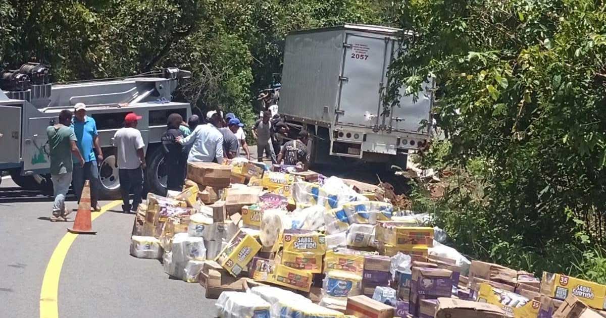 Pobladores evitan hacer rapiña tras volcadura