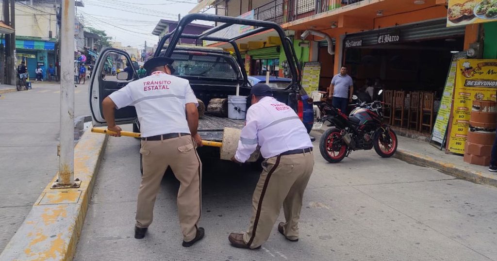 Aplican Reglamento de Tránsito en Tecolutla; retiran apartados de estacionamiento en la vía pública Aplican Reglamento de Tránsito en Tecolutla; retiran apartados de estacionamiento en la vía pública