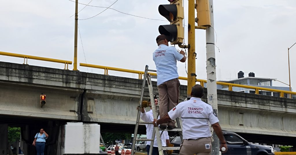 Rehabilitan semáforos para mejorar la vialidad en puntos estratégicos