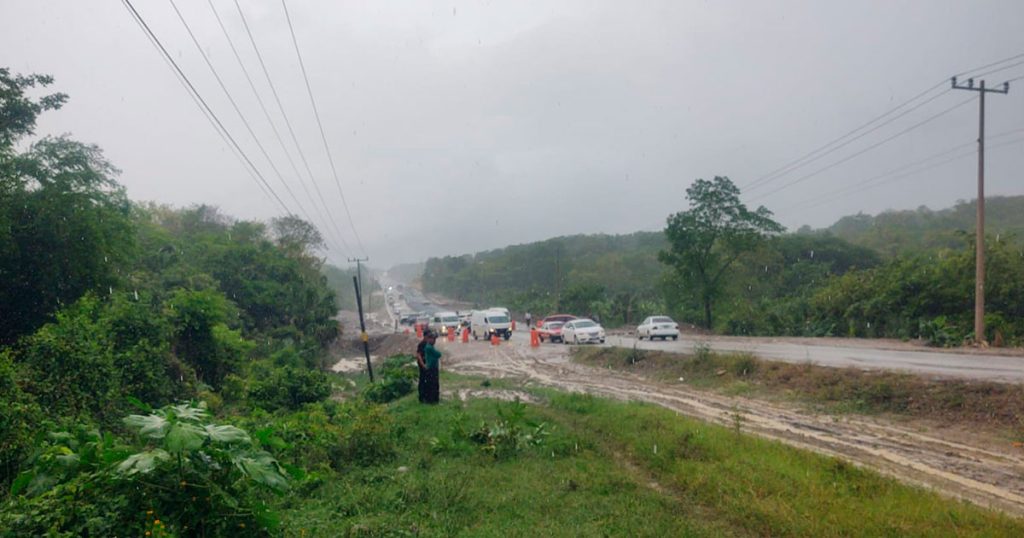 Dos tráileres bloquean la carretera federal Alazán-Canoas a la altura de La Estanzuela Dos tráileres bloquean la carretera federal Alazán-Canoas a la altura de La Estanzuela