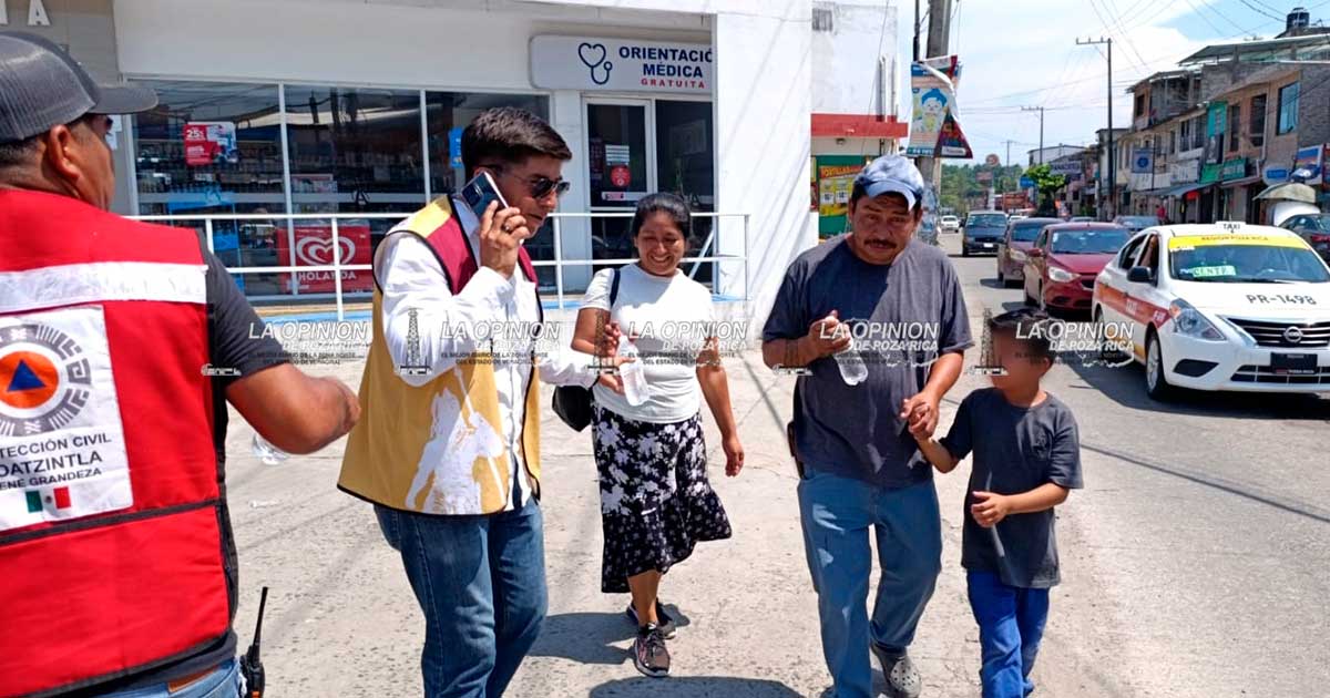 Regalan agua para hidratarse Regalan agua para hidratarse