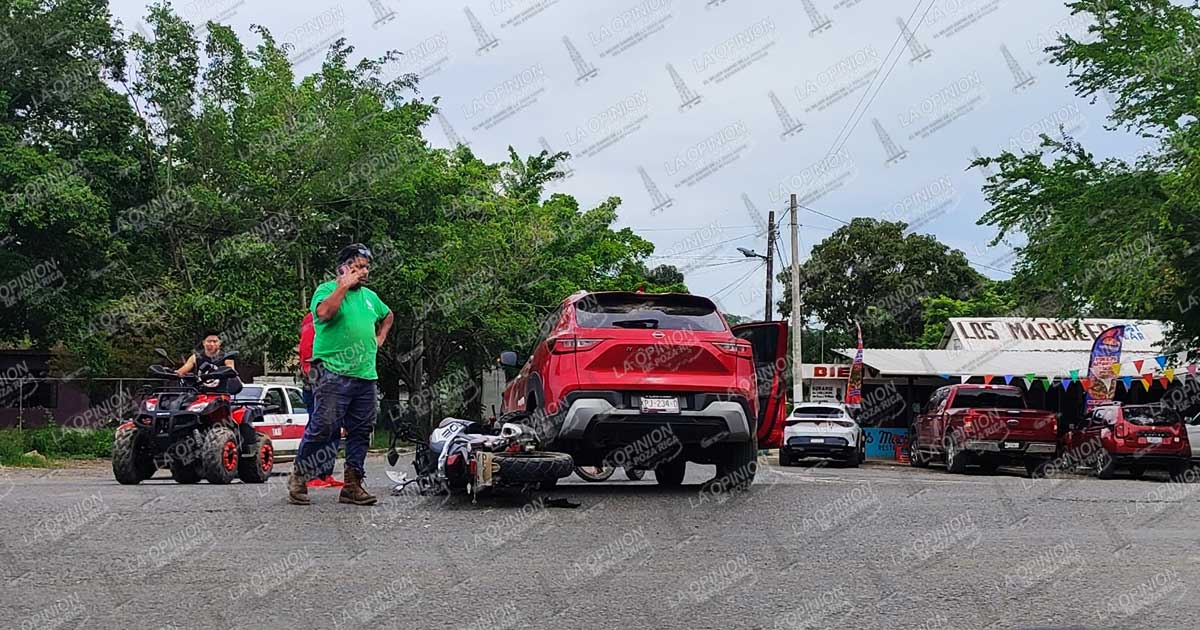Colisionan camioneta y moto en Naranjos Colisionan camioneta y moto en Naranjos