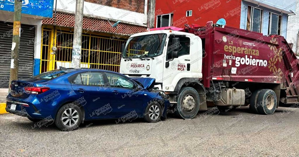 Se estrelló contra camión de basura Se estrelló contra camión de basura