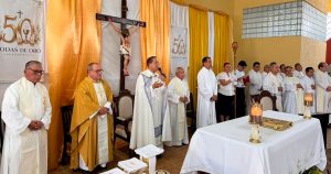 Mons. Obispo José Trinidad Zapata Ortiz preside misa por los 50 años de sacerdocio del padre Mario Jesús Serrato