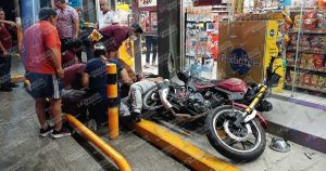 Pareja motorizada se estrella en un Oxxo