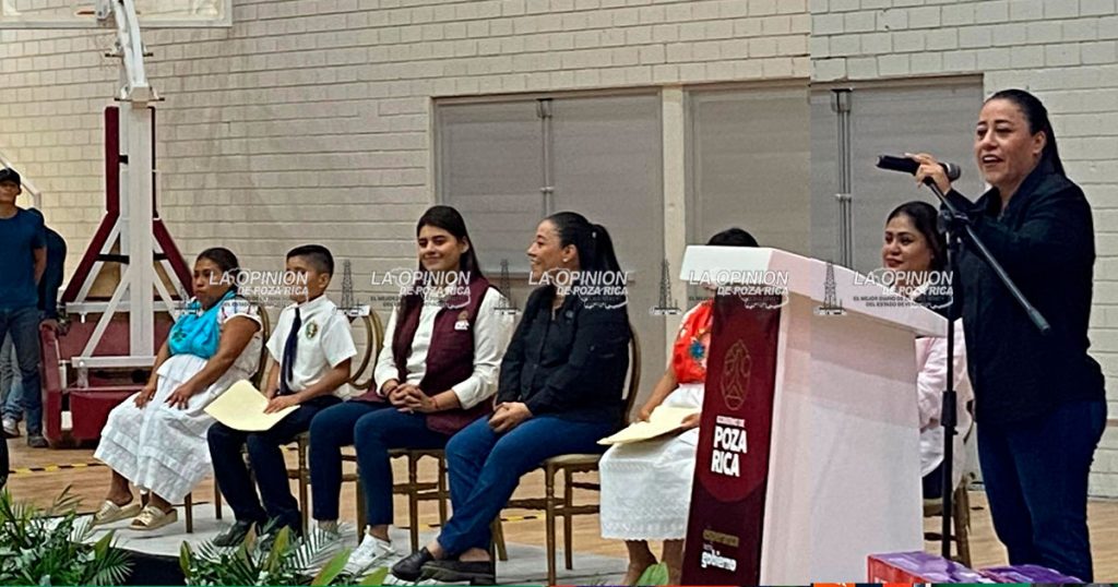 Entrega de materiales escolares es dignidad educativa Entrega de materiales escolares es dignidad educativa