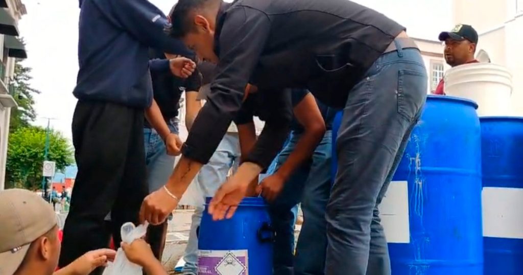 Con vacas y reparto de leche, ganaderos protestan frente al Palacio de Gobierno en Xalapa Con vacas y reparto de leche, ganaderos protestan frente al Palacio de Gobierno en Xalapa