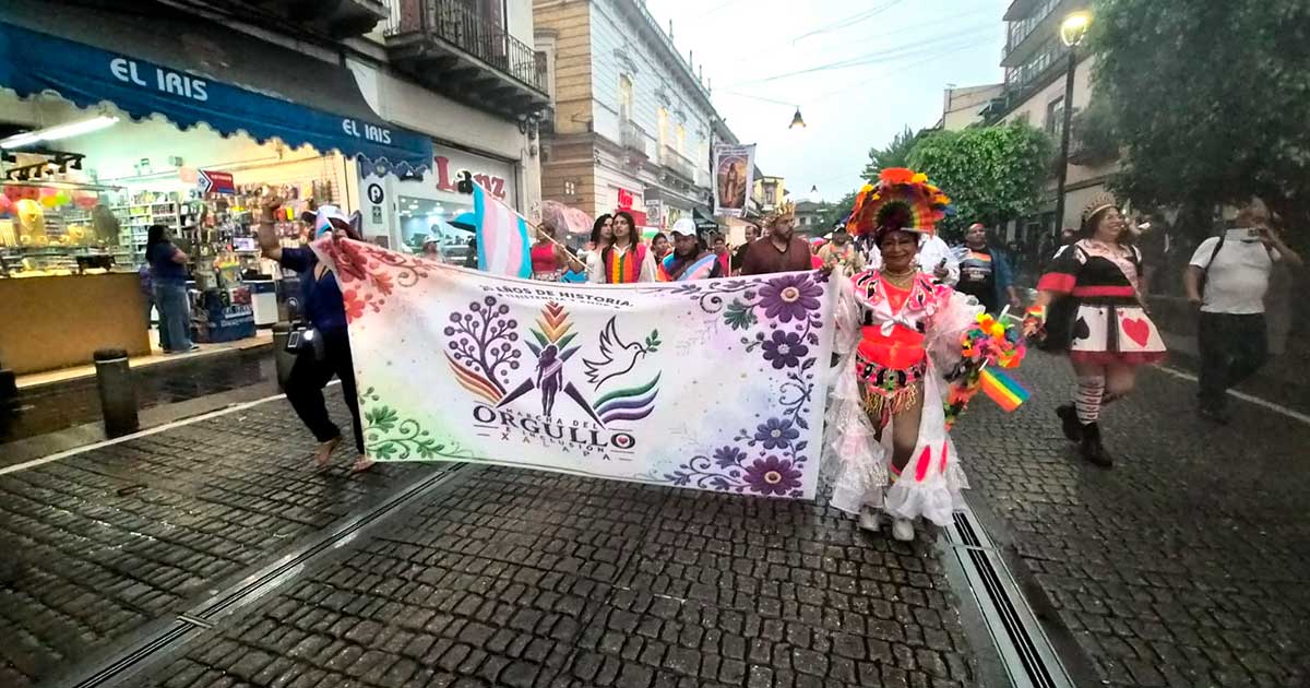 Pese a la lluvia, realizan la Marcha del Orgullo LGBT+ en Xalapa Pese a la lluvia, realizan la Marcha del Orgullo LGBT+ en Xalapa