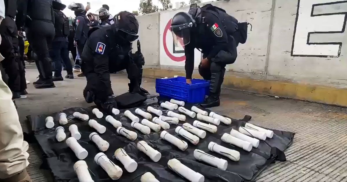 Aseguran explosivos caseros durante revisión a autobuses de Ayotzinapa en Tlalpan Aseguran explosivos caseros durante revisión a autobuses de Ayotzinapa en Tlalpan