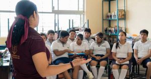 Llevan charlas a estudiantes de secundaria sobre acoso escolar