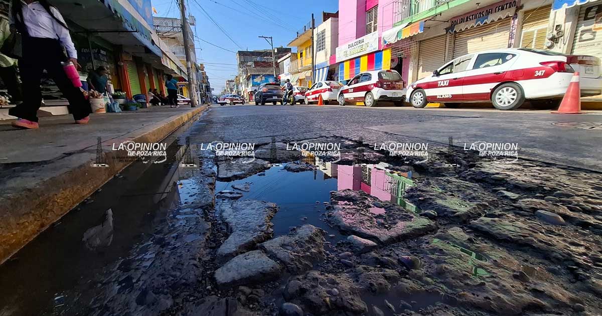 Persiste bache en plena avenida Independencia Persiste bache en plena avenida Independencia