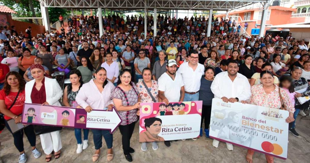 Reciben 738 estudiantes de Xalapa tarjetas Rita Cetina para útiles y uniformes escolares Reciben 738 estudiantes de Xalapa tarjetas Rita Cetina para útiles y uniformes escolares