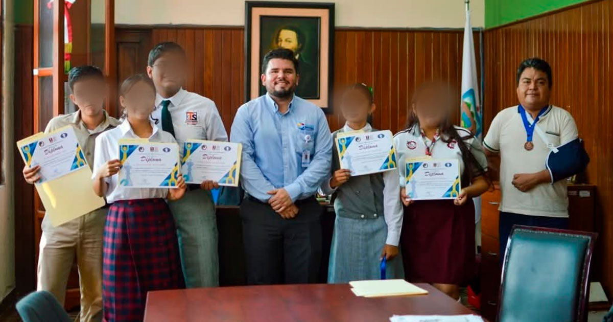 Reconoce Carlos Silva Vega a jóvenes ajedrecistas por su destacada participación estatal Reconoce Carlos Silva Vega a jóvenes ajedrecistas por su destacada participación estatal