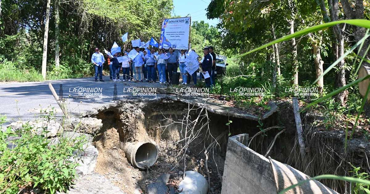 Reparan deslave en la vía Tihuatlán-Castillo de Teayo Reparan deslave en la vía Tihuatlán-Castillo de Teayo