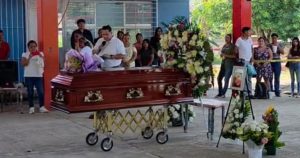 Homenajean en cuerpo presente a la maestra Kandy Robles