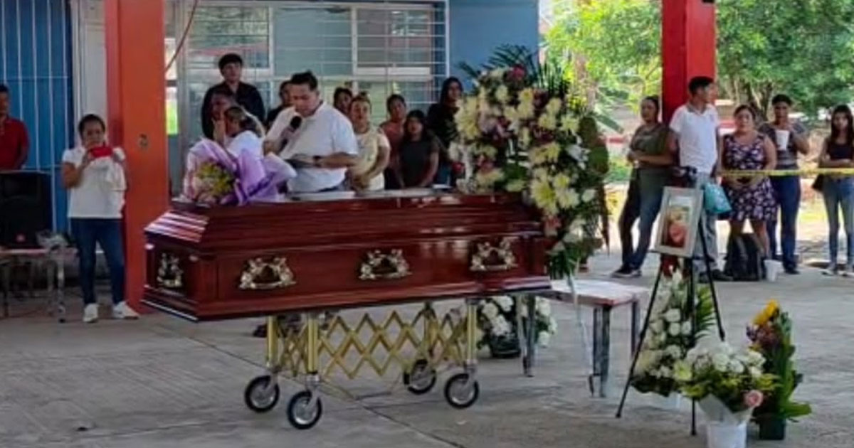 Homenajean en cuerpo presente a la maestra Kandy Robles Homenajean en cuerpo presente a la maestra Kandy Robles