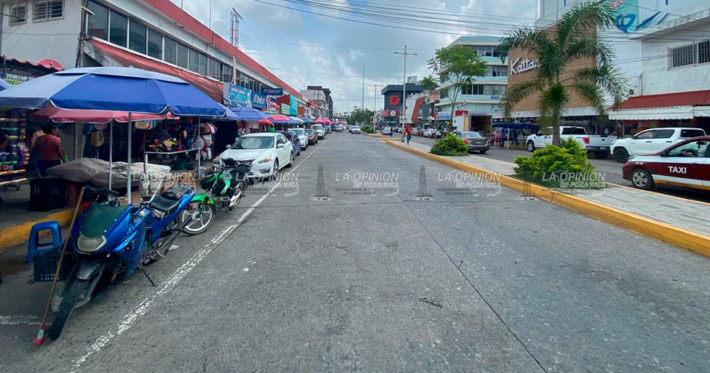 Continúa Tránsito del Estado con retiro de vehículos en doble fila