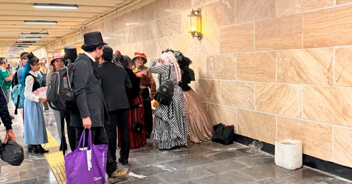 Usuarios convierten Metro Hidalgo en fiesta de época