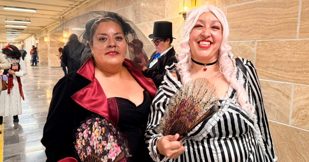 Usuarios convierten Metro Hidalgo en fiesta de época