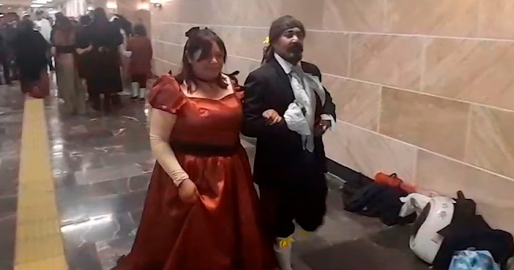 Usuarios convierten Metro Hidalgo en fiesta de época