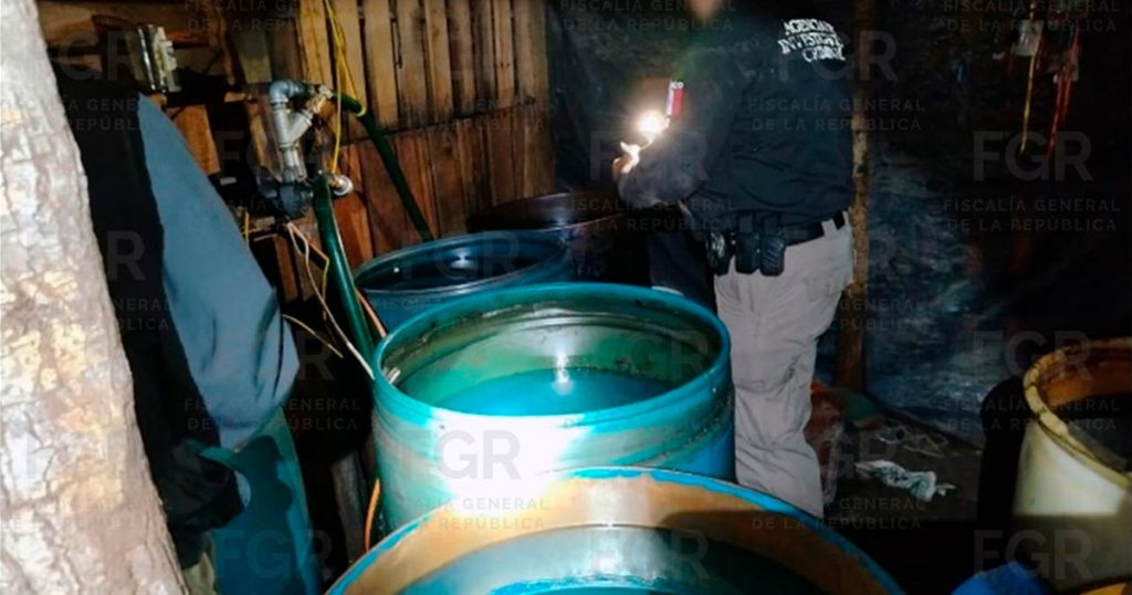 FGR cumplimenta orden de cateo y asegura más de mil litros de hidrocarburo en Gutiérrez Zamora, Veracruz FGR cumplimenta orden de cateo y asegura más de mil litros de hidrocarburo en Gutiérrez Zamora, Veracruz