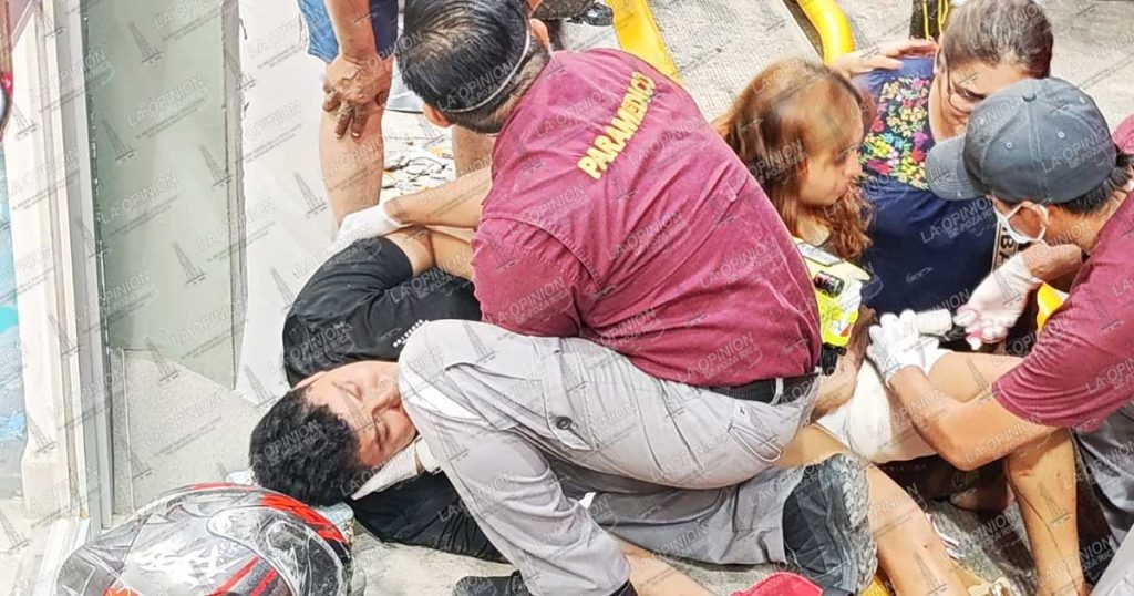 Pareja motorizada se estrella en un Oxxo