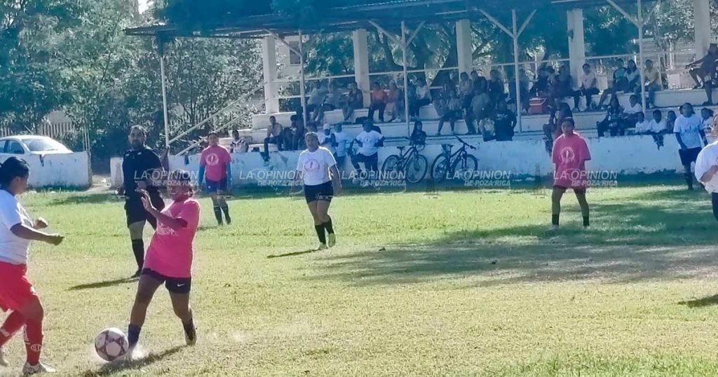 ¡Se reúnen las estrellas de la Liga de Futbol Femenil de Poza Rica!
