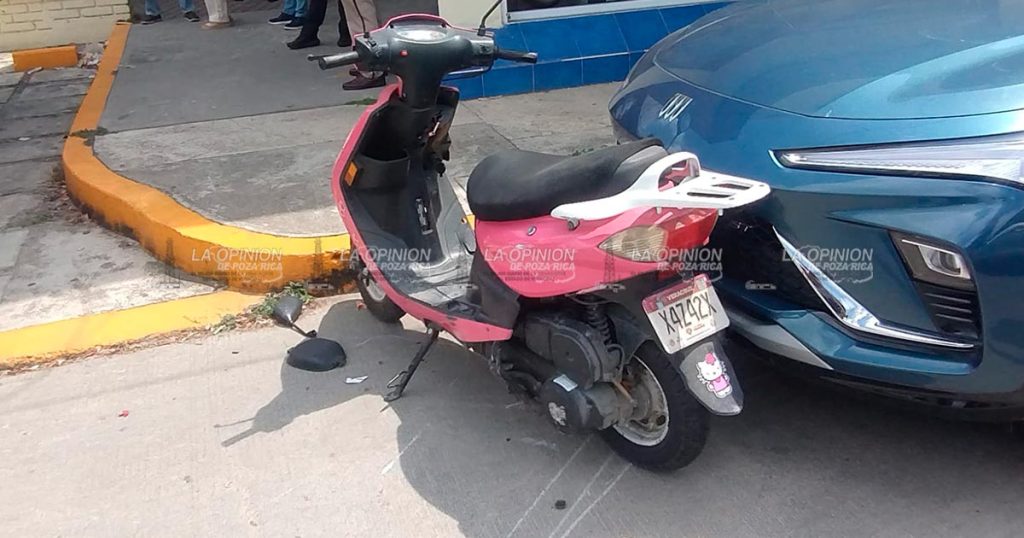 Joven motociclista resulta lesionada tras choque con camioneta en la colonia Cazones