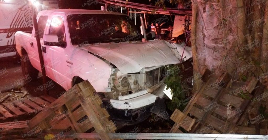 Presunto estado de ebriedad termina en aparatoso accidente en Zacate Colorado; tres ocupantes resultan lesionados
