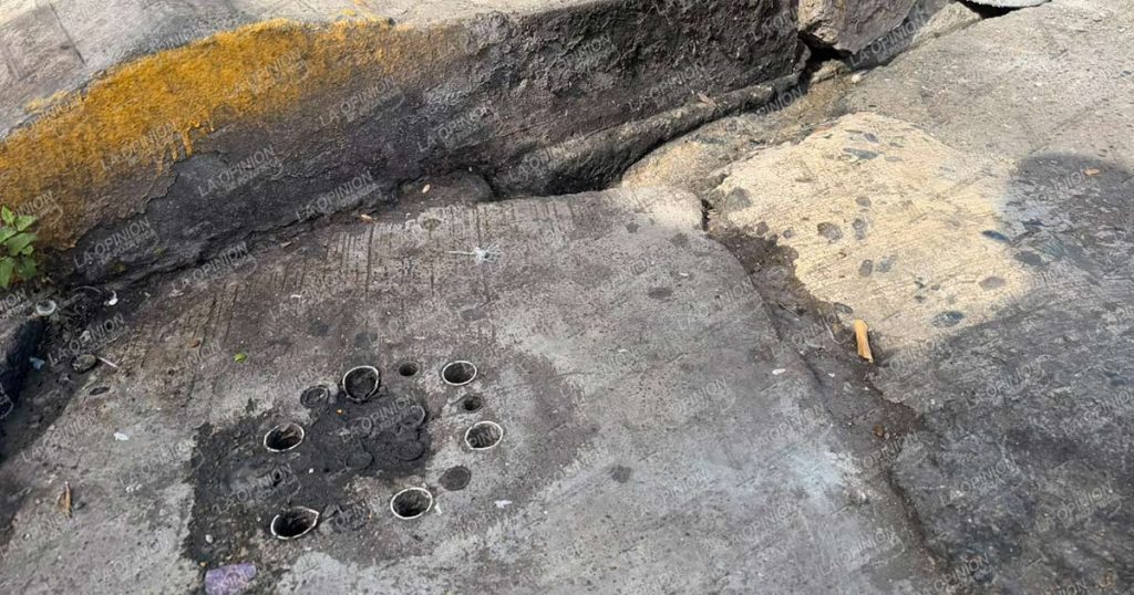 Banqueta colapsada representa riesgo para peatones en la zona centro