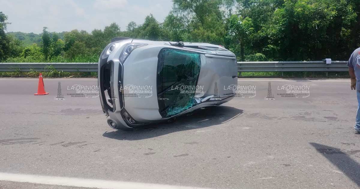 Vuelca automóvil en la México–Tuxpan; ocupantes salen ilesos